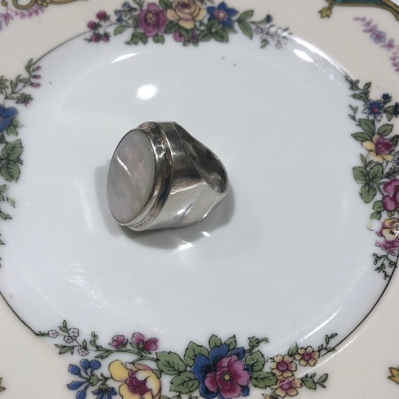 Mother Of Pearl Ring ☀️ - Picture 2 of 3